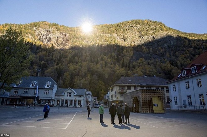 Rjukan là một thành phố công nghiệp nhỏ trong vùng Telemark, Na Uy. Nó nằm ở đáy một thung lũng sâu dưới dãy núi Gaustatoppen hùng vĩ.